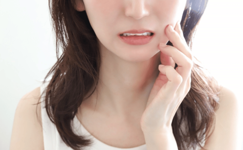 インビザラインで噛み締めてしまう原因は？食いしばりはダメ？対策・ナイトガード・ボトックスまで徹底解説