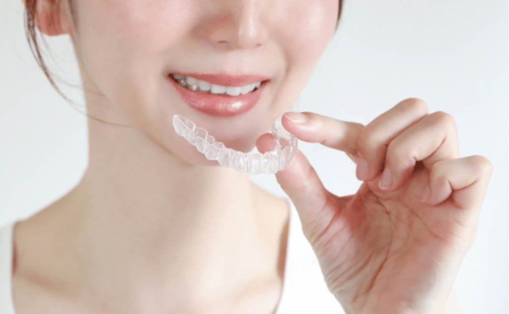 インビザラインのアタッチメントはいつまで付ける？期間の目安・外れるタイミング・痛みや食事の影響まで解説