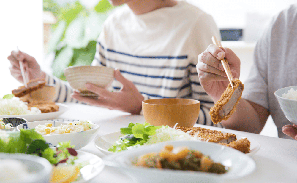 インビザラインは食事で外さないとダメ？つけたまま食べた時のリスク・外食対策・正しいルールを解説